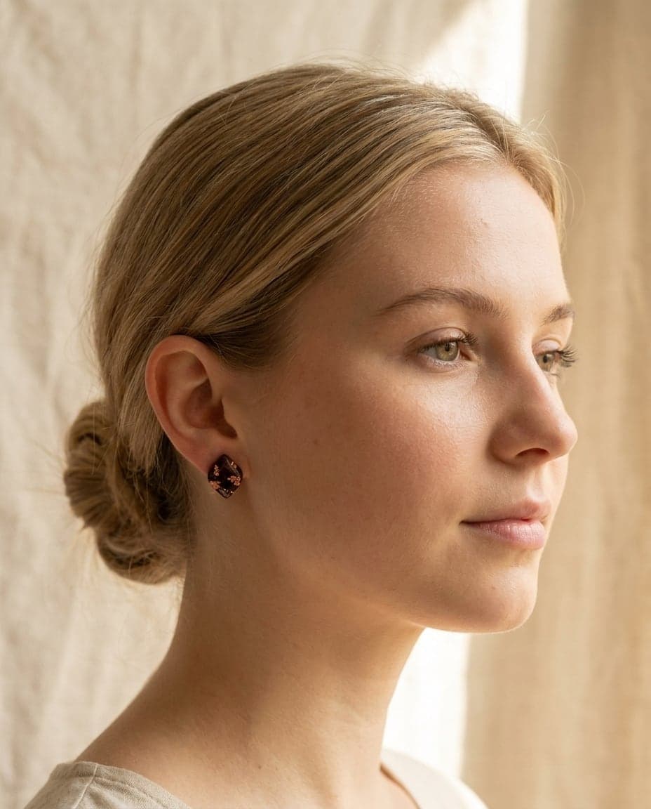 Golden mocha studs – sfeerbeeld A